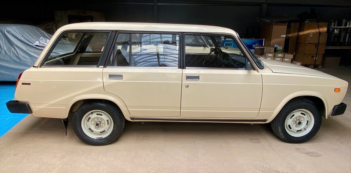 Машина во многом логическое "удлинение седана". В СССР нужен был утилитарный автомобиль на замену ВАЗ-2102. 
