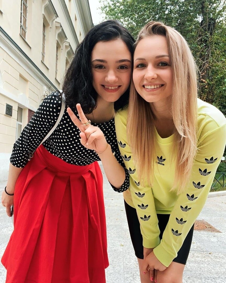 Евгения Медведева  и гимнастка Дарья Спиридонова