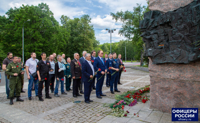 На фото:  возложение цветов к памятнику воинам-интернационалистам на Поклонной горе в Москве. 1 июля 2020 года.