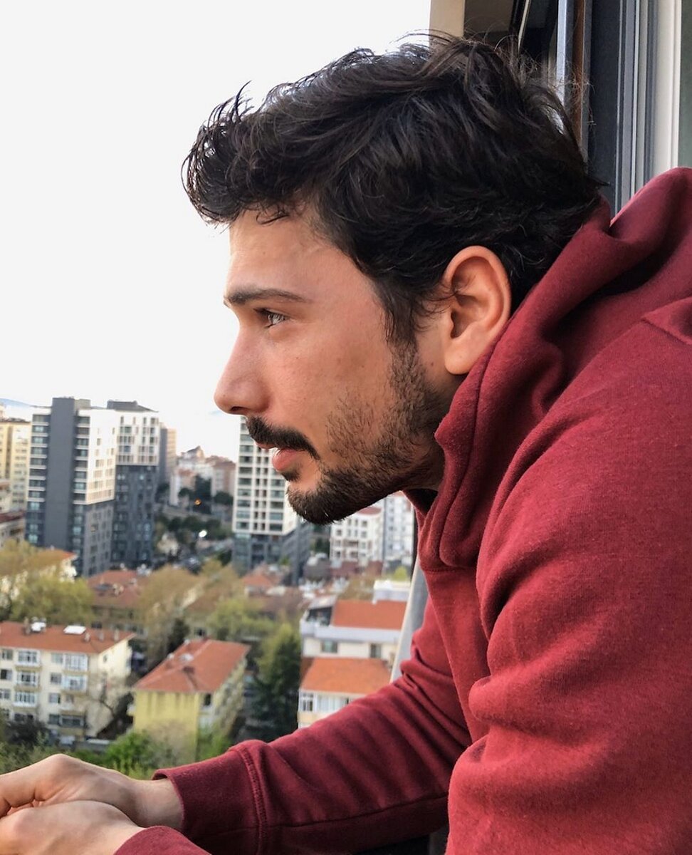 Дениз джан акташ двор. Дениз джан акташ и хафсанур санджактутан. Дениза джана акташа. Дениза джана акташа. Дениз джан акташ.