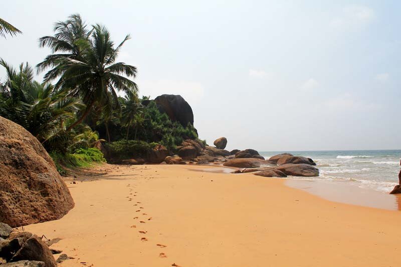 хиккадува шри. шри ланка пляж с двумя шезлонгами. ваддува шри ланка. пляж лежаки шри ланка. пляжи шри ланки для отдыха с детьми.