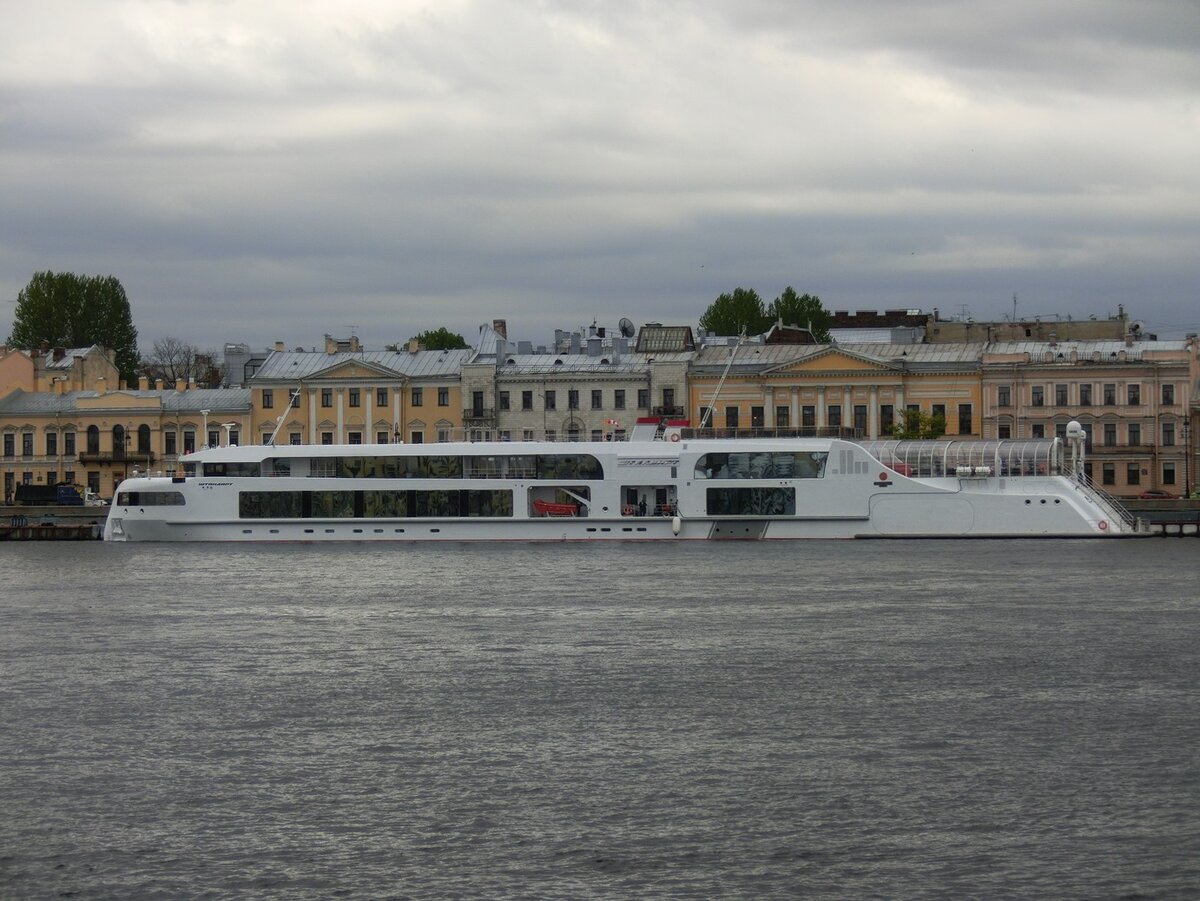 От Волги до Енисея: не станет ли белый теплоход на реке ретро-картинкой? |  PortNews | Дзен