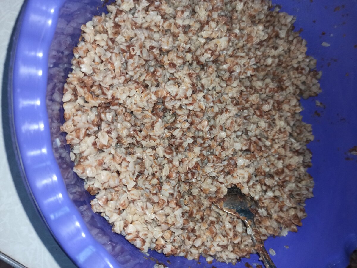 Отвариваем и остужаем гречку.