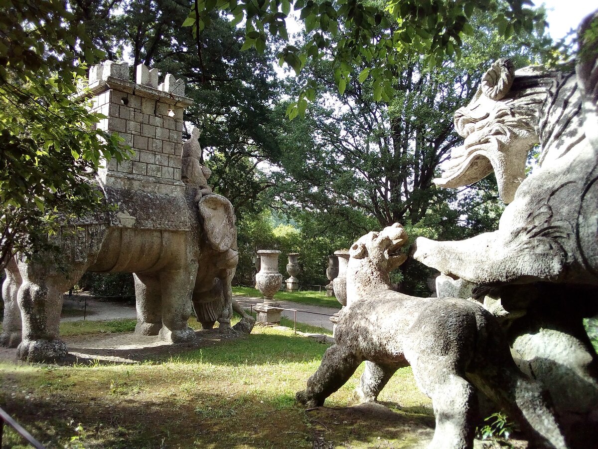 Слон Ганнибала. Слоны активно использовались войском Ганнибала во время Первой и Второй Пунической войны. Сад Чудовищ, Бомарцо. Фото из личной коллекции.