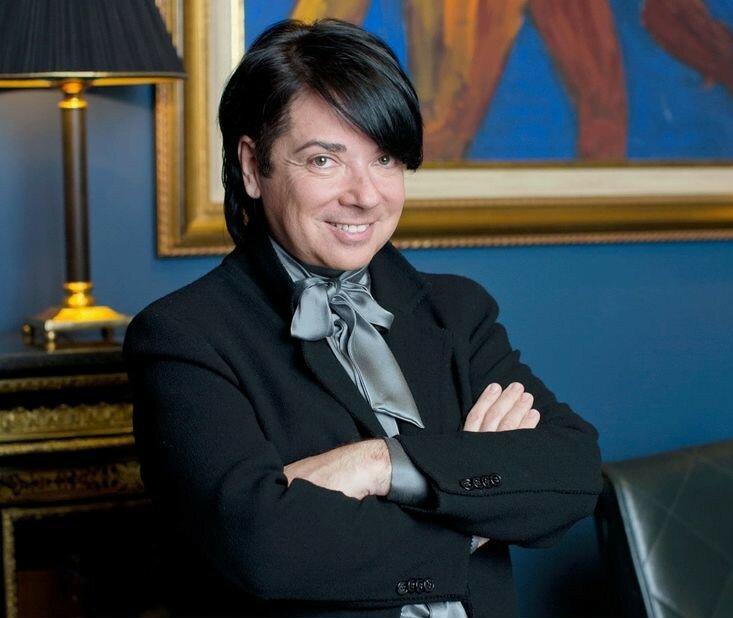 Валентин Юдашкин. 
Валентин Юдашкин - настоящий русский дизайнер высокого уровня. Его имя, как и имя Зайцева связано с русской модой. Когда его пригласили за границу, он категорически отказался переносить свои производственные линии за пределы России.


Биография Валентина Юдашкина

Валентин родился в 1963 году. 14 октября В маленькой деревне в Московской области. Родители мальчика были обычными работниками торговли, но настояли на том, чтобы Валентин  получил хорошее образование. Поэтому, окончив обычную школу, Валентин поступил в Московский индустриальный техникум, где он получил не один диплом, а сразу два - историю костюма и макияж & грим.

Мир моды всегда был веселым для Валентина, начиная с его школьных лет. Спустя пять лет после окончания профильного образования Юдашкин представил коллекцию из 150 лучших предметов одежды на подиуме, которые были признаны как критиками, так и обычными зрителями.

В «коллекцию» достижений Валентина Юдашкина в настоящее время входит бренд одежды, президент Союза спортивных танцев России. Он попечитель Путина, редактор главного телеканала Style and Fashion. 2008 Ему было поручено подготовить военную форму для российских военнослужащих.

Интересные факты из жизни Валентина Юдашкина.
Валентин Юдашкин - особенный человек. Примером этого является не только его карьера и коллекция одежды, но и интересные факты из его жизни:

В детстве он занимался фигурным катанием,

Он начал вышивать одежду  в школных годах для родственников и одноклассников,

Валентин служил в армии - в картографическом отделе,

Он открыл свою первую студию, продав свою первую машину.

Юдашкин представляет Россию в синдикате высокой моды,

Валентин прошел стажировку у Вячеслава Зайцева,

Первые женщины в Российской Федерации оставили одежду Юдашкина,

у него уже есть три государственные награды - Почетный легион, искусство и литература «За заслуги перед Родиной»,

некоторые модели Юдашкина хранятся в музеях - Лувре, Метрополитен-музее (Нью-Йорк), Музее моды (Лос-Анджелес),

8 марта каждого года. Он организует праздничную выставку для женщин.



