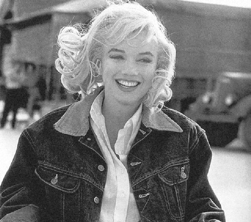 Мэрилин Монро в джинсовой куртке на съемках фильма «Неприкаянные»: источник фото Яндекс.Картинки