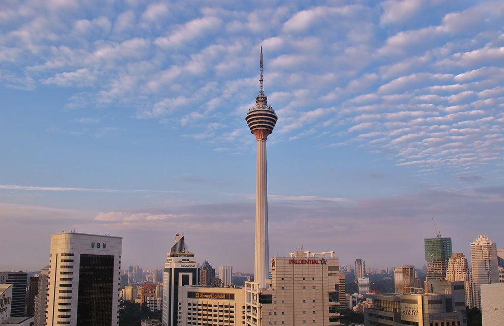 Tv tower. Башня Менара Куала-Лумпур. Телебашня Менара Малайзия. Телебашня Куала Лумпур. Телебашня KL Тауэр в Малайзии.