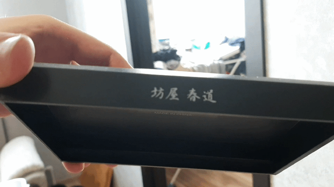 На подставке также указано имя персонажа и информация о производстве