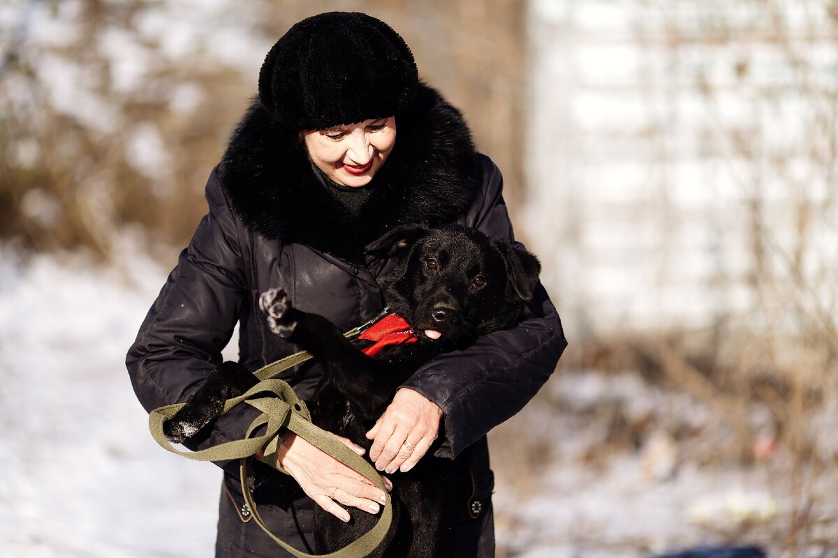 Координатор приюта "Альма" и пес Бакс. Источник: зоопансионат Альма, г. Воронеж