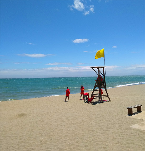 Пляжи Испании. Желтый флаг – с угрозой поменяться на красный.