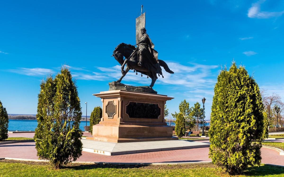 Памятники в городе самара. Памятник князю Засекину в Самаре. Самара памятник Засекину на набережной. Памятник Григорию Засекину в Самаре. Памятник князю Григорию Засекину.