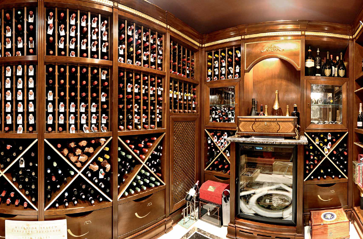 Деревянная винотека дома, источник: mebelitalii.ru