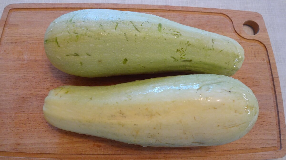 Помойте кабачок. 