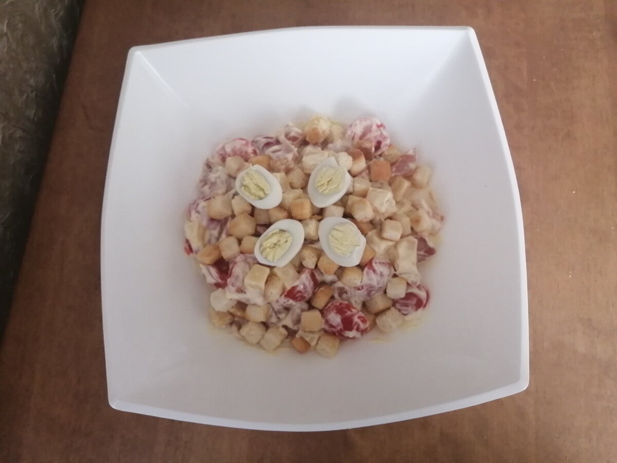 Готовое карпаччо на тарелке