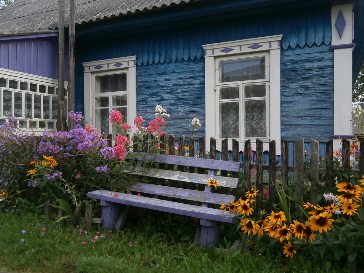 Сельская улица 1. Суздаль огороды палисадники. Деревенский домик с лавочкой. Скамейка у дома в деревне. Лавочка у дома.