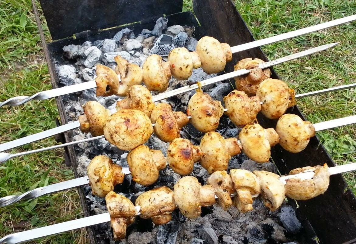 Грибы – это белок, хоть и растительный, поэтому шашлык из шампиньонов получается питательный и сытный, как мясной.