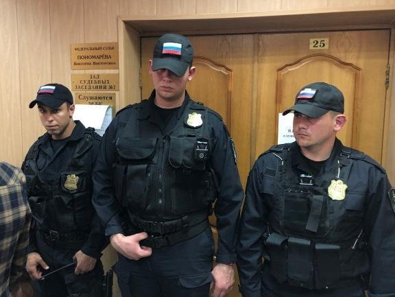 Охранники перед залом заседаний. Фото: ИА FederalCity 