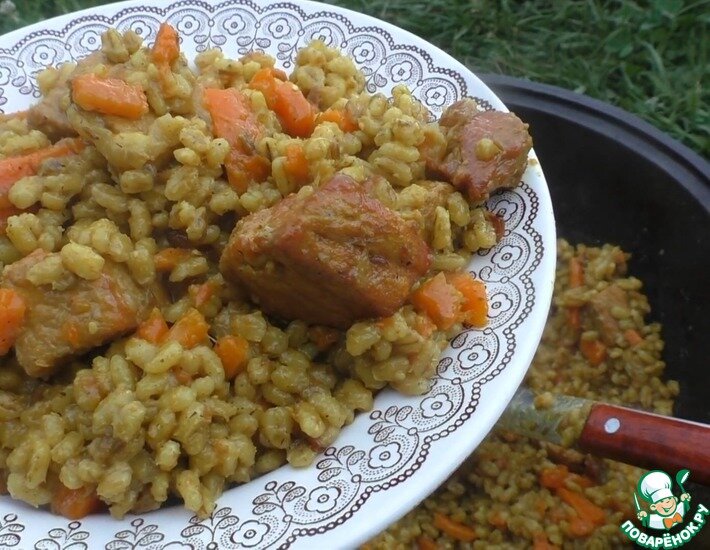 Блюдо готовится по принципу плова, но не из риса, а из перловки. Перловка недооцененная крупа, а зря! Результат удивит, соседи уже заценили, некоторые даже сказали "Лучше плова". И не поняли, что это перловка Классический плов иногда приедается, а тут шикарное разнообразие.