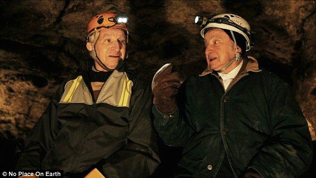 Двое из оставшихся в живых сыновей Эстер - 92-летний Сол и 86-летний Сэм - смогли вернуться в небольшую украинскую деревню спустя почти 70 лет и вновь побывать на месте событий.