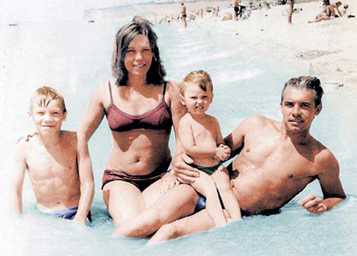 Олег Чернов в детстве с родителями и сестрой Источник: https://stuki-druki.com/authors/Chernov-Oleg.php Штуки-дрюки ©