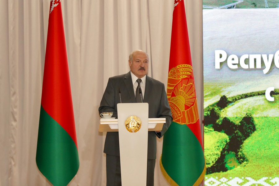Президент Беларуси Александр Лукашенко потребовал решительно реагировать на деструктив в средствах массовой информации