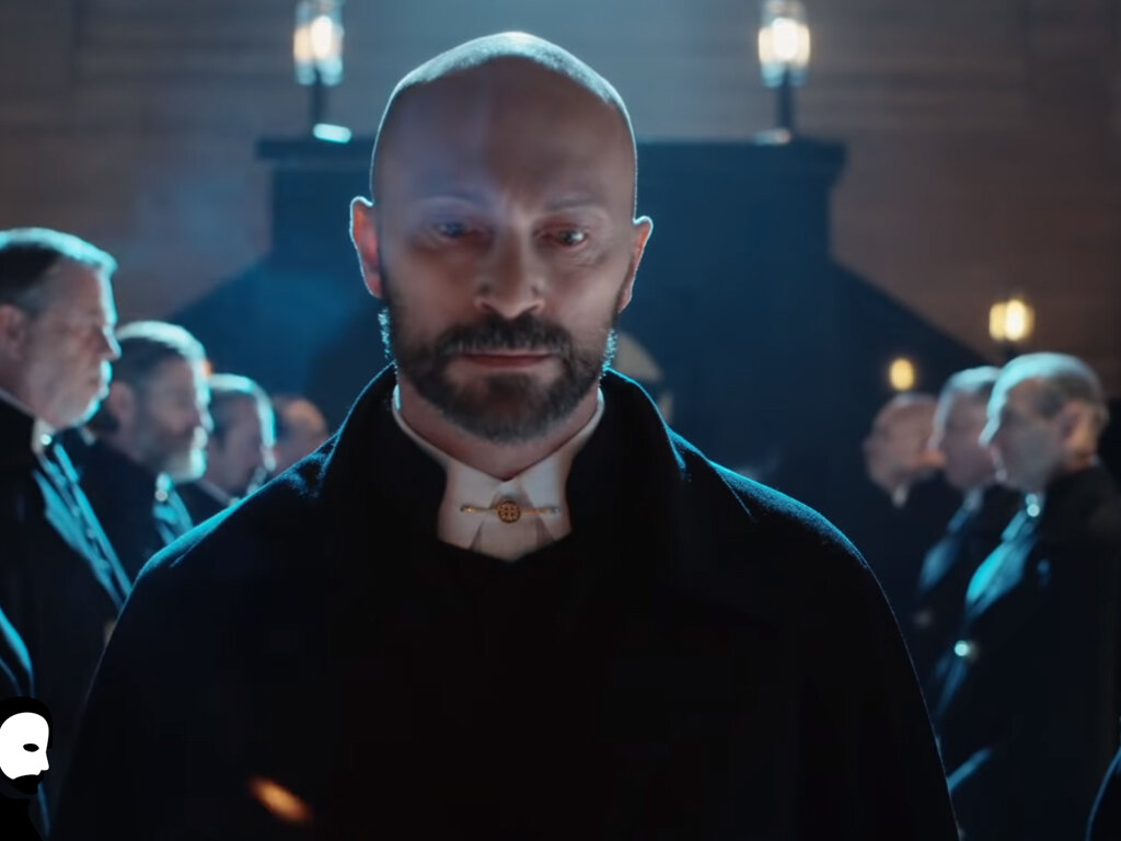 Отец Макфейл (Уилл Кин). Кадр из трейлера 2 сезона сериала «Тёмные начала»