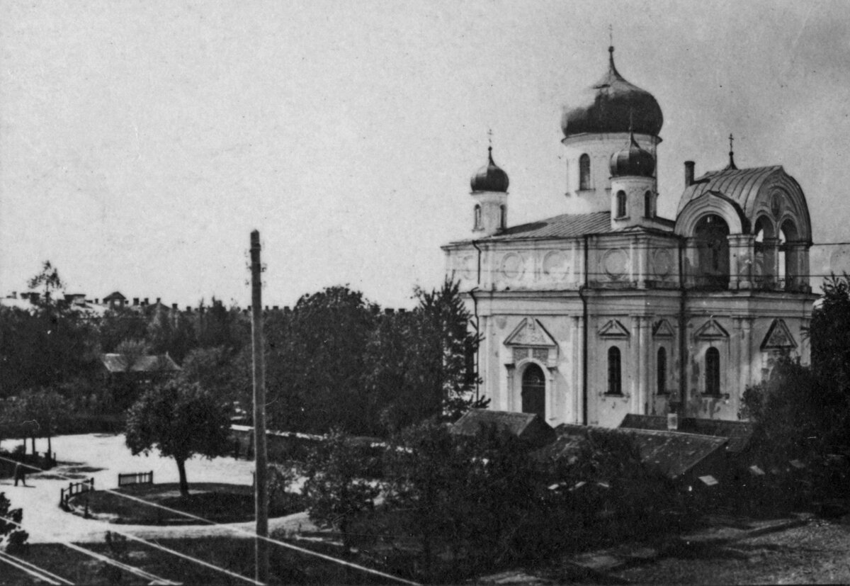 Вид с северной части сквера от перекрестка улиц Саулес и Гимназияс.