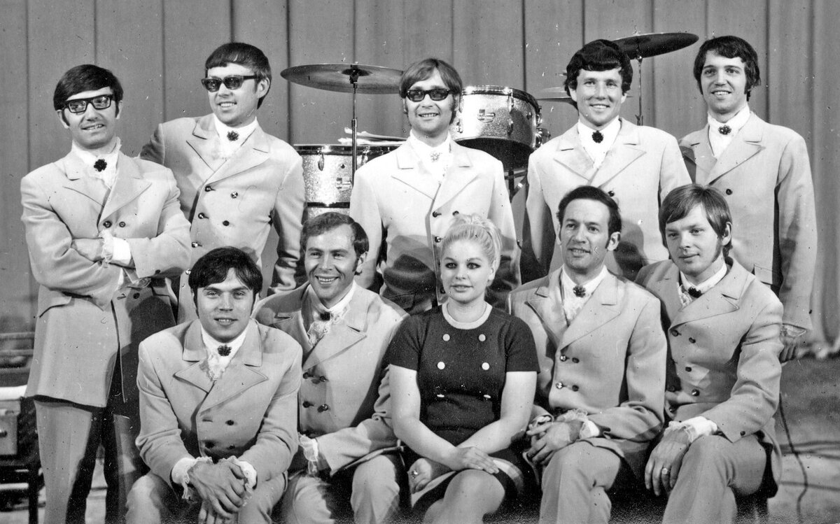 ВИА "Поющие Гитары", крайний справа в нижнем ряду Юрий Антонов/ фото из открытых источников