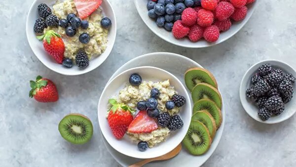  МОСКВА, 3 авг — Новости. Идеальную кашу для человека определяет его возраст, заявил доктор медицинских наук, директор Самарского НИИ диетологии и диетотерапии Михаил Гинзбург. В интервью радио Sputnik он назвал кашу для юных и взрослых.В российской традиции кашу считают очень полезным продуктом и стараются как можно чаще кормить ею детей. Выбирают обычно из одной из двух самых популярных каш в стране — из манной или овсяной. Если выбор правильный, то это поможет ребенку в учебе, объяснил Михаил Гинзбург.24 апреля, 05:51Шеф-повар рассказал, как приготовить овсяную кашу как из ресторана