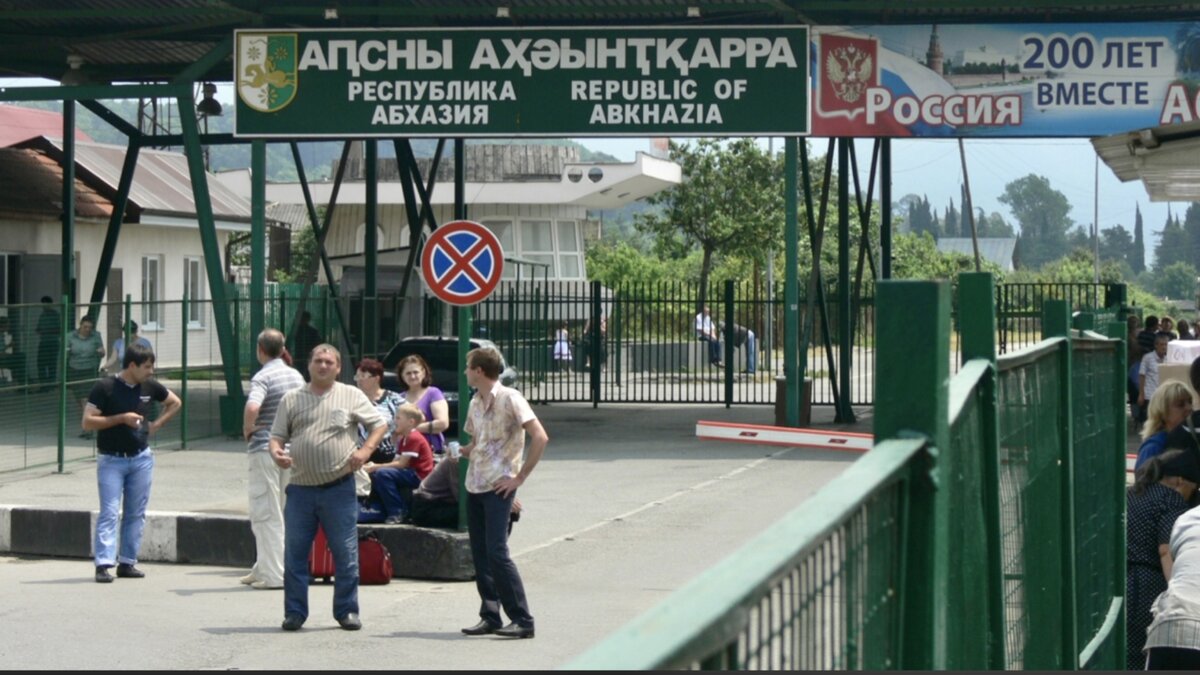 Абхазия, не успев открыться для российских туристов, хочет закрываться опять. Знакомый из Абхазии рассказал почему