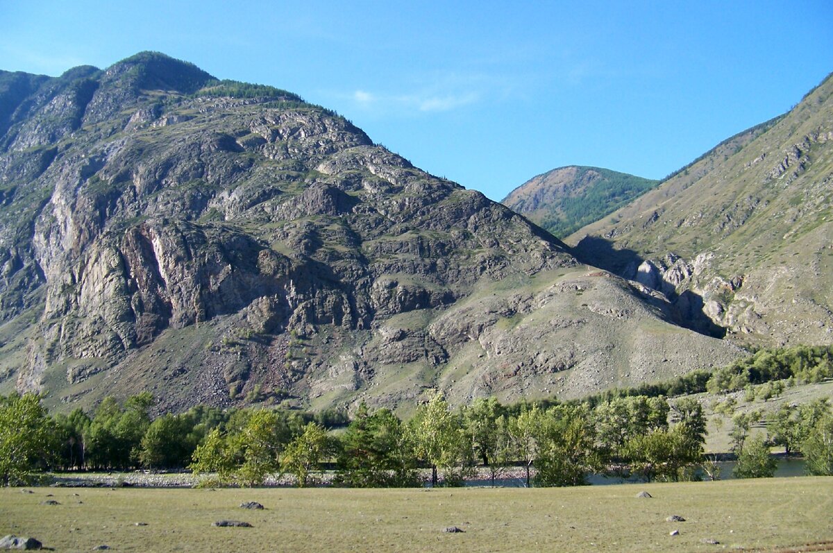В правой части кадра, где-то в тени горы, скрываются каменные грибы.