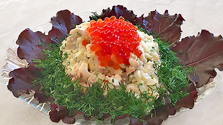 Салат с кальмаром и красной рыбой