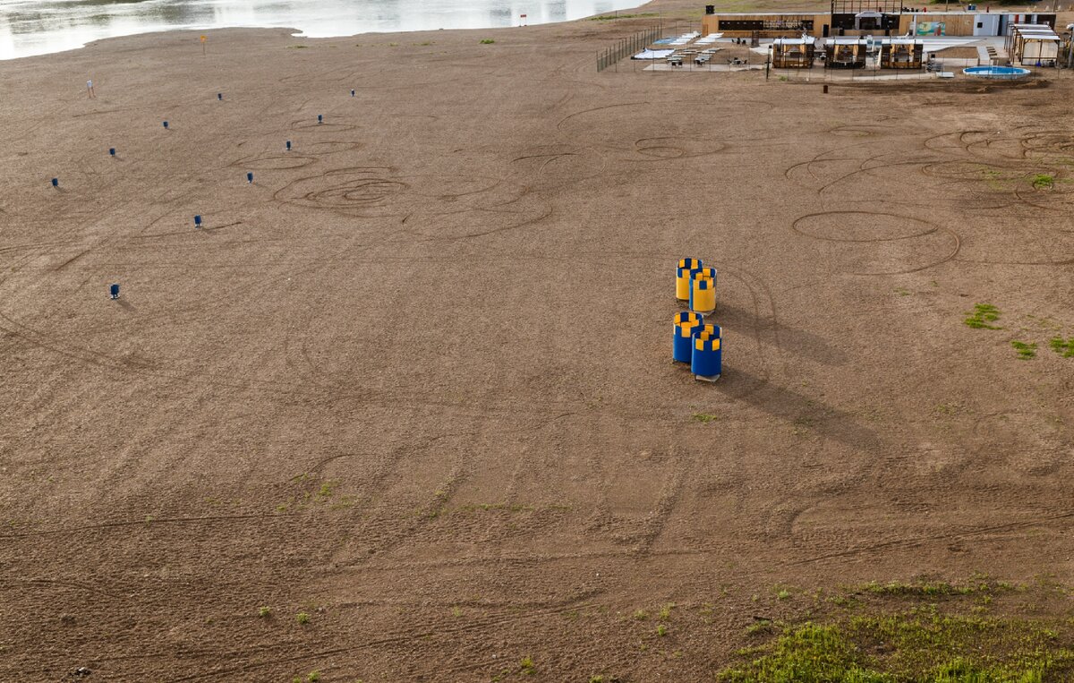 Не смог пройти мимо. Солнце только родилось и красиво легло на пустынный пляж