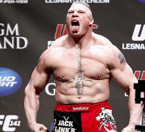 Брок Леснар  на взвешивании. Фото из свободных источников яндекс картинки.