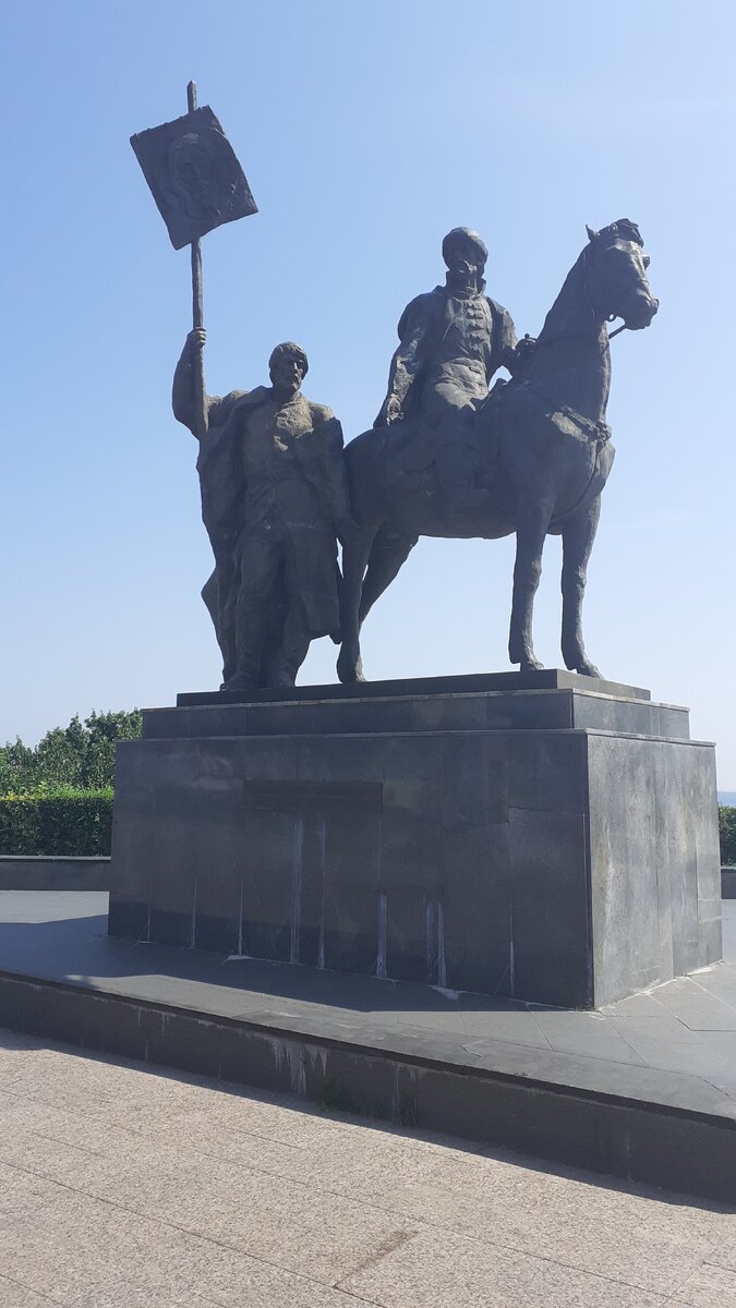 Памятник основателю города Богдану Хитрово