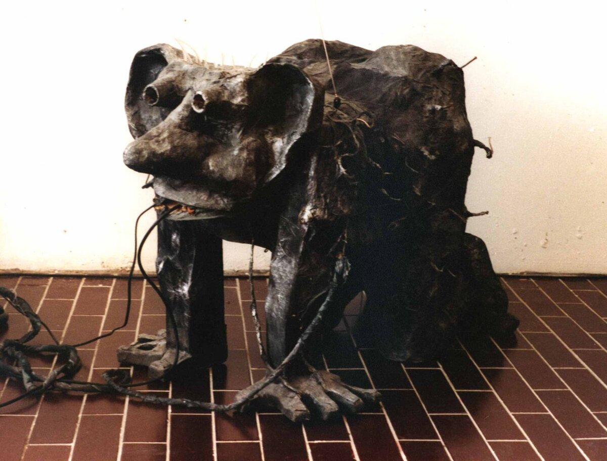 Работа Леонида Тишкова. Экспозиция выставки "Искусство – это иллюзия", Галерея Ruarts, Москва, 2004. Источник фото: ruarts.gallery