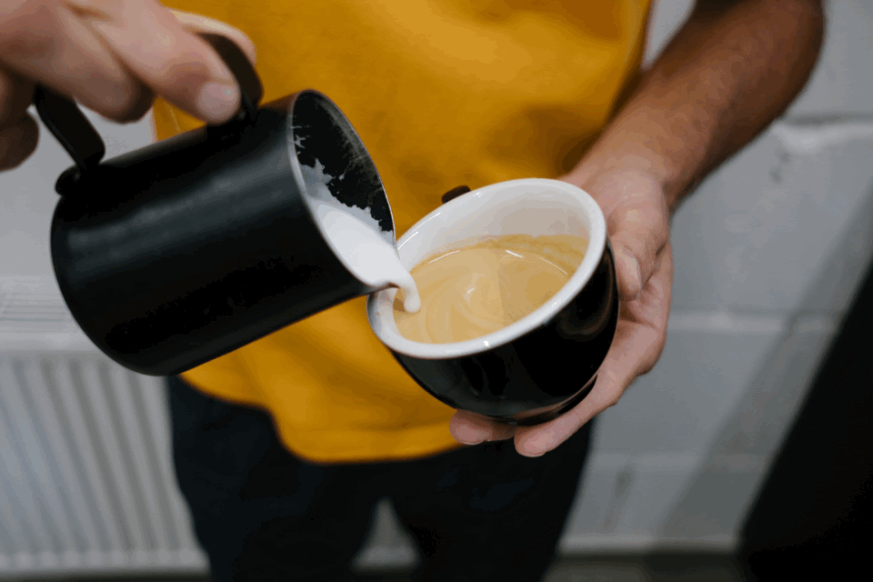 
Поток молока «толкает» рисунок вперед и создает рисунок полумесяца