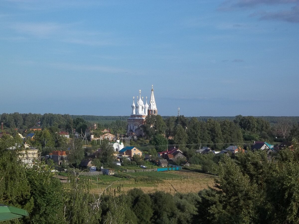Вид на Покровскую церковь