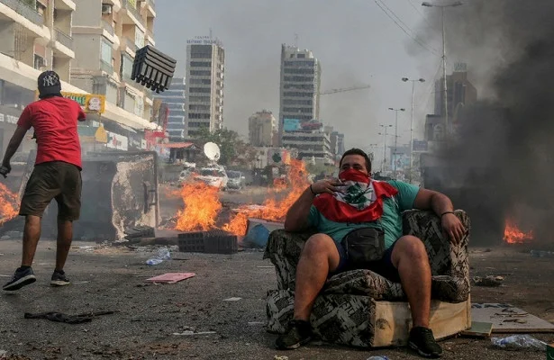 Протесты на улицах Бейрута. Фото с "Яндекс. Картинки".