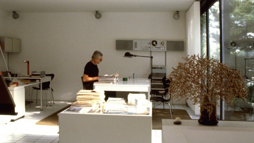 Дитер Рамс в своем доме в окружении созданных им предметов