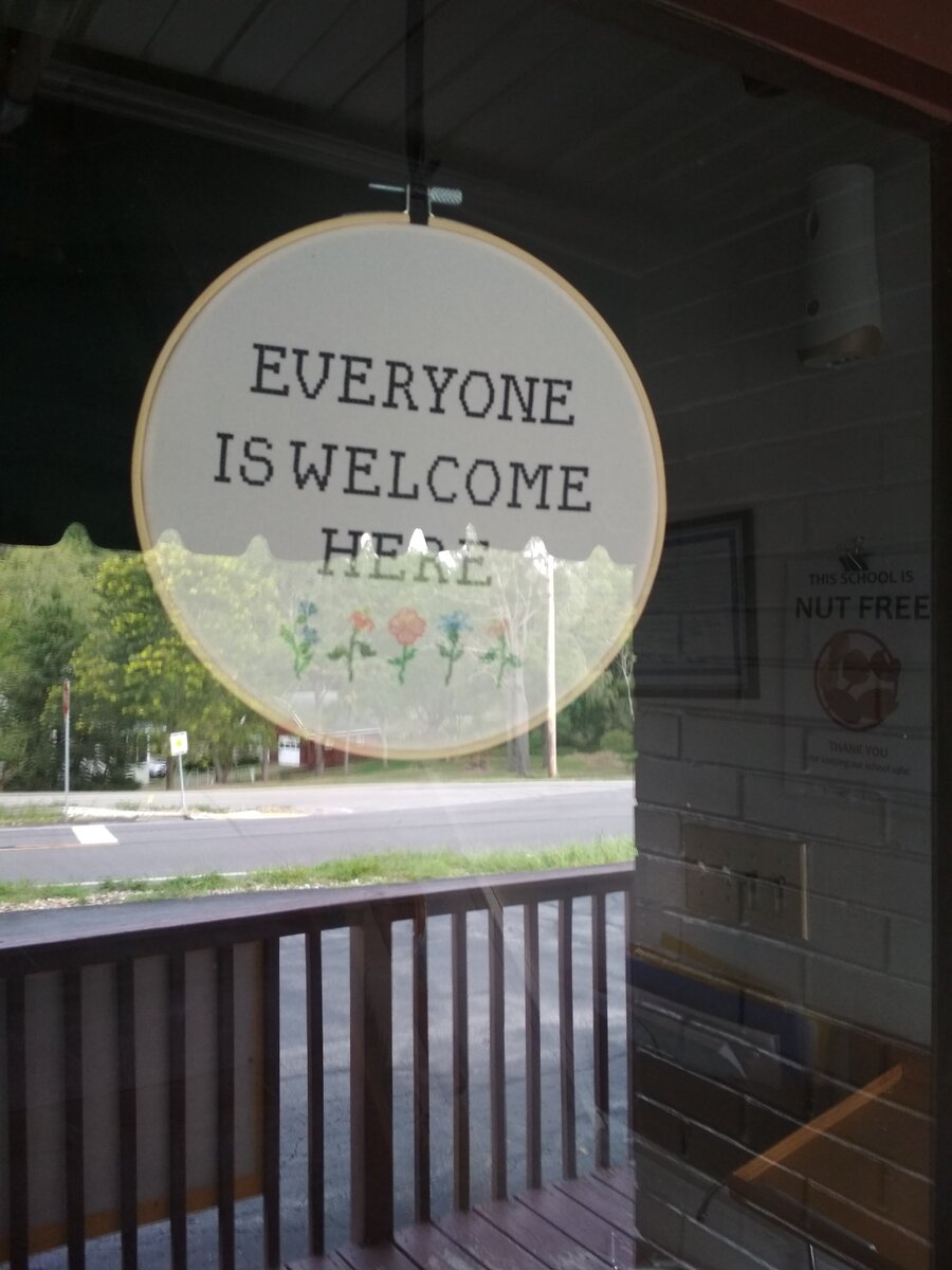 Двери нашего детского сада. Здесь и далее мои фото.