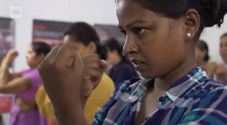 Индианки проходят курс самообороны 