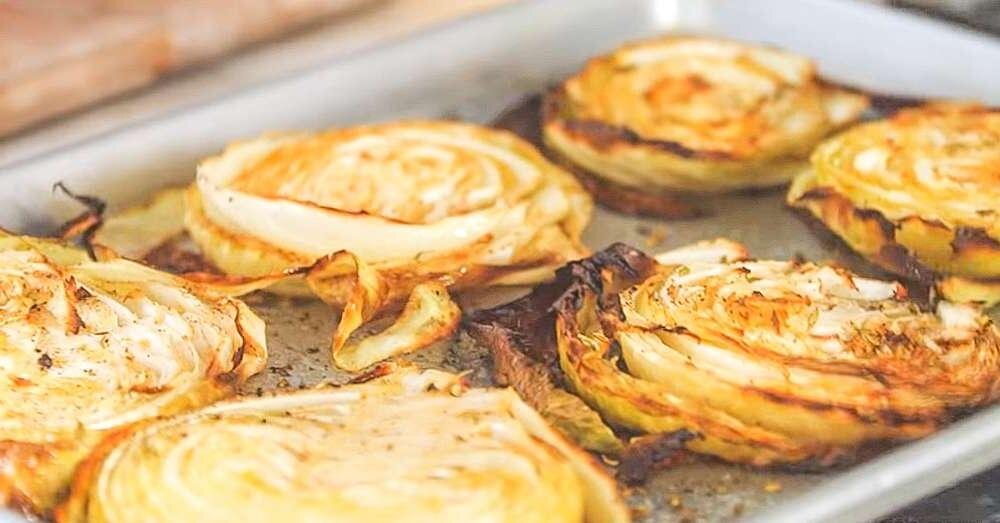 Печенья капуста в духовке. Капуста запеченная в духовке. Капуста в духовке кусками. Печенья капуста в духовке. Цветная капуста запеченная в духовке.