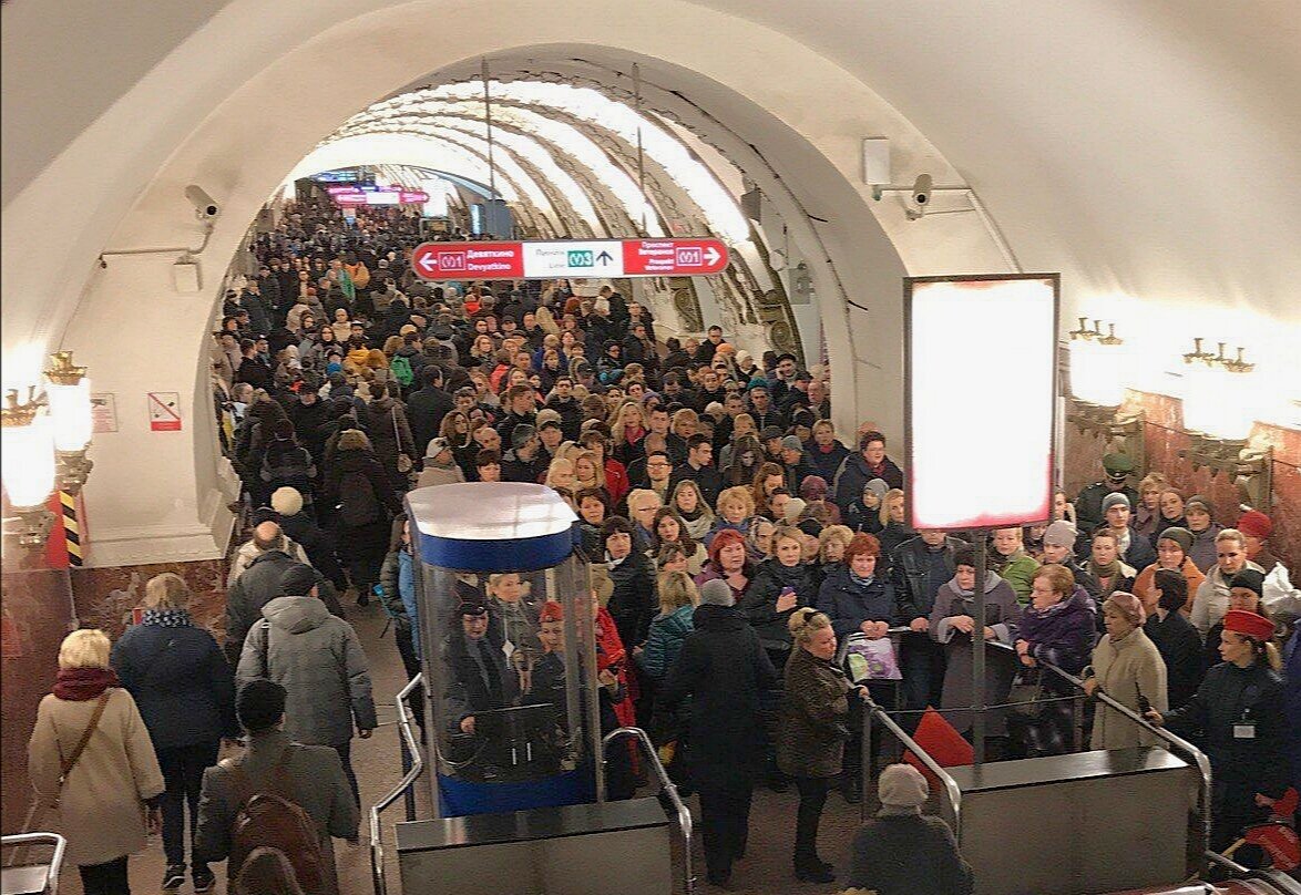Час пик в метро Санкт-Петербурга