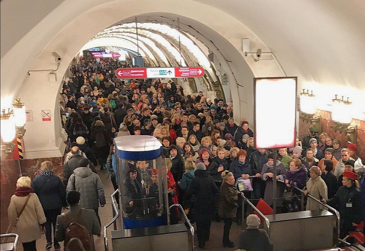 Давка в метро фото