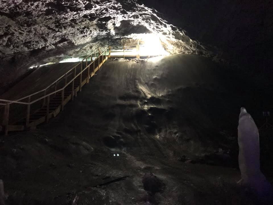 У подножия одной из вершин горного массива Улутау на Южном Урале расположена уникальная пещера с реликтовым ледником. Название пещера получила по ручью Аскын.-2