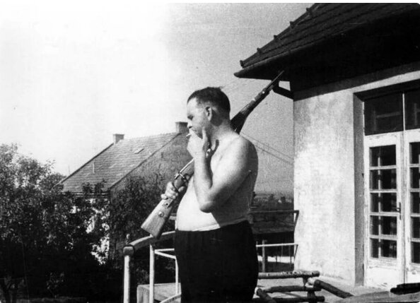 Амон Гёт перед очередным утренним расстрелом заключённых в лагере Плашов