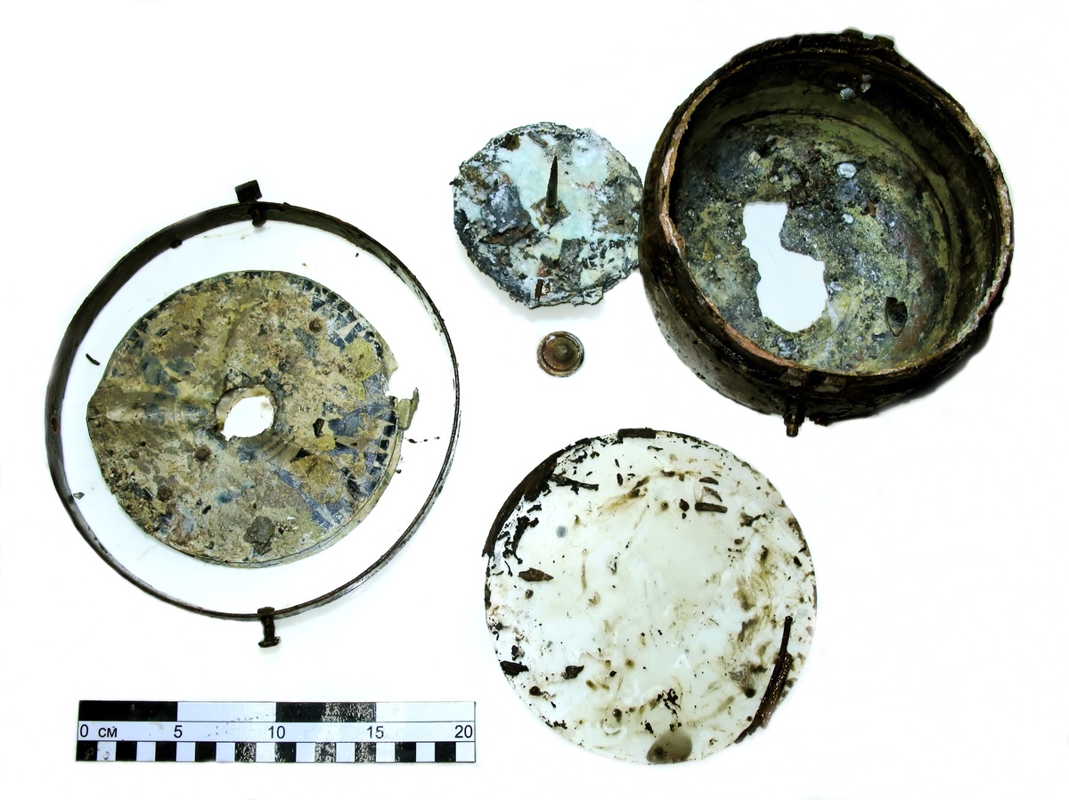 Вырезки из плаката — подложки под картушку до консервации. Фото: ЦПИ РГО