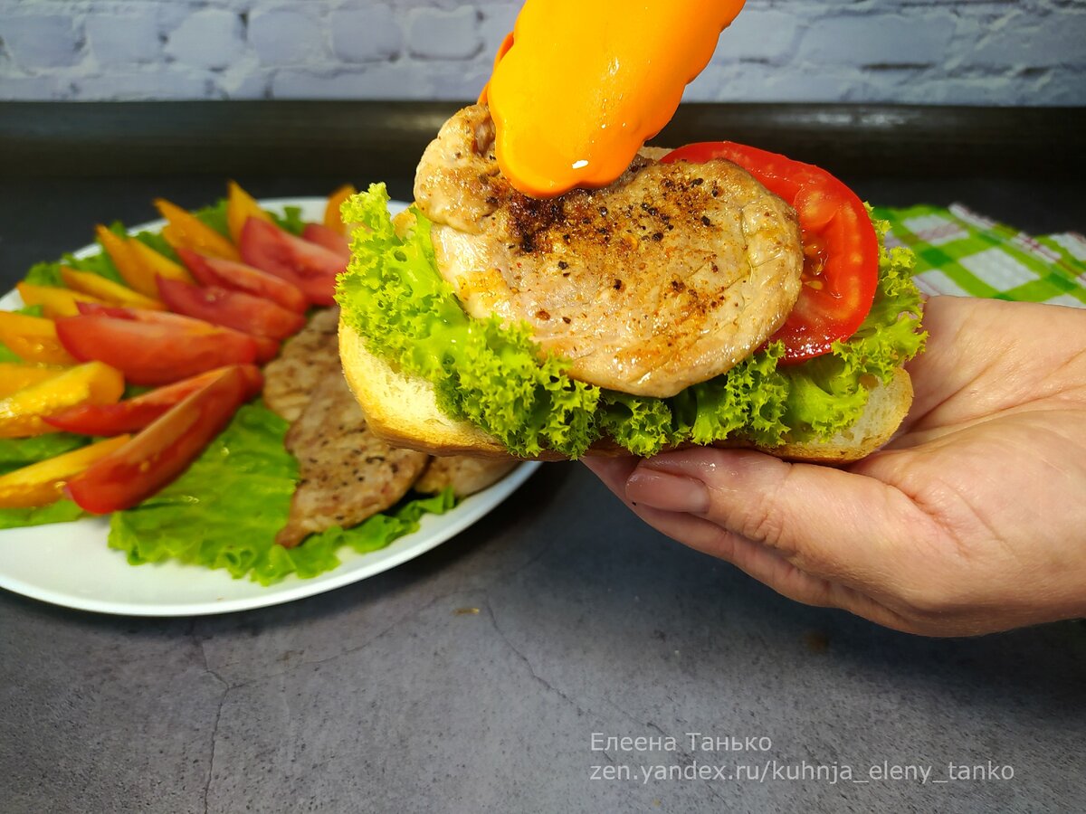 Вот такое сочное, мягкое мясо, в котором нет жира можно приготовить буквально за 5 минут. Ничего не нужно мариновать, вымачивать. Просто покупаем мясо и тут же готовим.