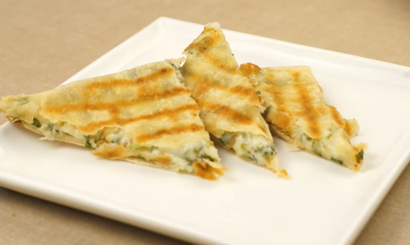 Сыр моцарелла — 400 гр. Зелень (петрушка, укроп и зелёный лук) — по вкусу
Лаваш тонкий — 2 листа
Перец молотый — по вкусу
Масло растительное                                                                                                                                             Как приготовить: 
Сыр натираем на крупной тёрке, зелень мелко шинкуем, смешиваем и перчим немного по желанию.



Раскладываем лист лаваша и накладываем в него начинку. Заворачиваем как на картинке.



Обжариваем с двух сторон несколько минут. Разрезаем на порционные куски и подаём сразу на стол. Приятного аппетита!



Пока писала для вас статью, у меня аж слюнки текли, так всё вкусно и аппетитно. Пишите в комментариях, дорогие мои, какие закуски вам понравились больше всего, буду очень рада.